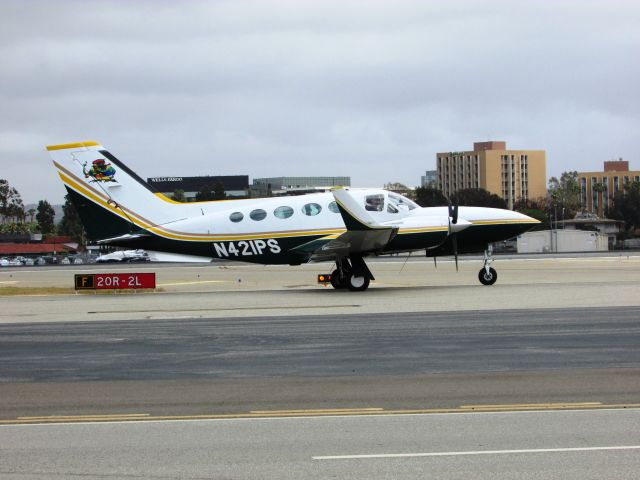 Cessna 421 (N421PS) - Taxiing at Santa Ana