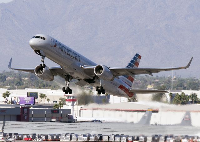 Boeing 757-200 (N207UW)