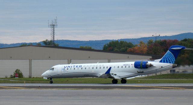 Canadair Regional Jet CRJ-700 (N521GJ) - Shortly after arrival is this 2009 United Express Skywest Canadair Regional Jet 550 in the Autumn of 2020.