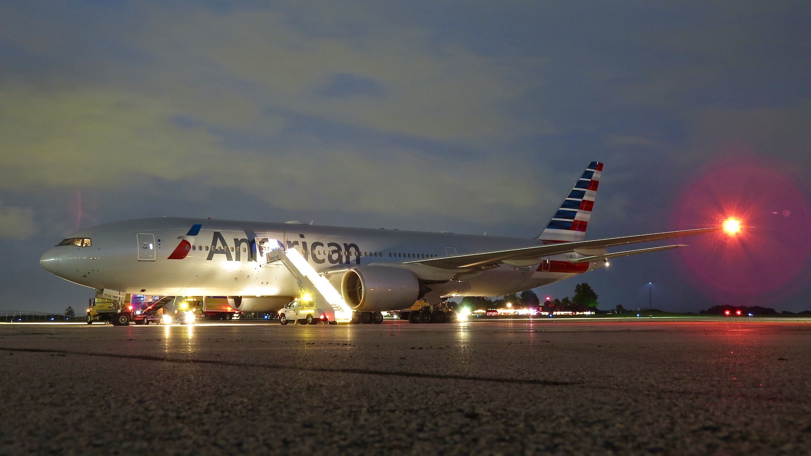 Boeing 777-200 (N797AN)