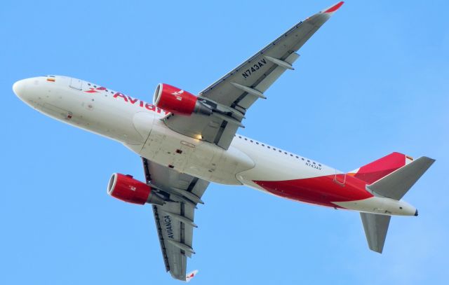 Airbus A319 (N743AV)