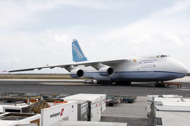 Antonov An-124 Ruslan (UR-82027) - Tooooooooo big!!!!