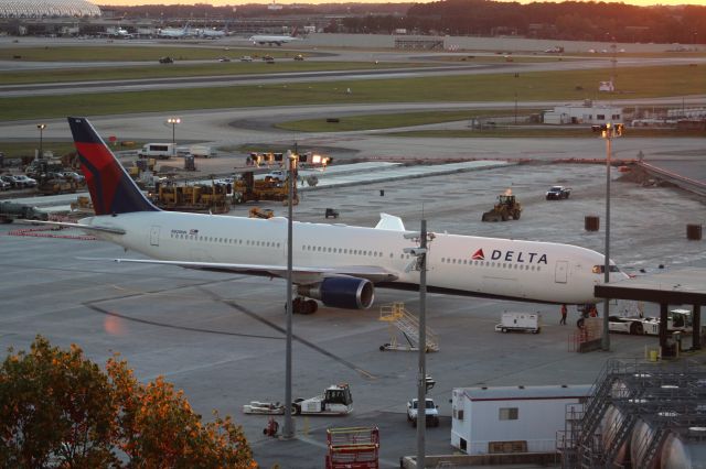 BOEING 767-400 (N828MH)
