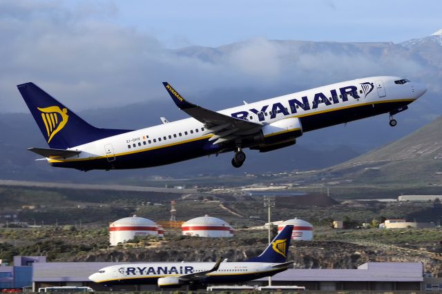 Boeing 737-800 (EI-DHX) - TENERIFE SURbr /DICIEMBRE 2013-br /TENERIFE SOUTH AIRPORTbr /2013-DECEMBER