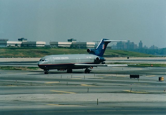 Boeing 727-100 — - United B-727 taxing at KLGA