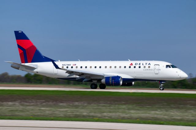 Embraer 170/175 (N821MD)