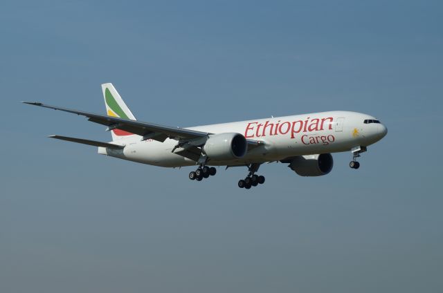 Boeing 777-200 (ET-ARI)
