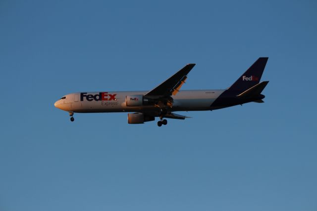 BOEING 767-300 (N161FE) - Landing 28C