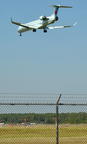 Canadair Regional Jet CRJ-900 (C-GNJZ)