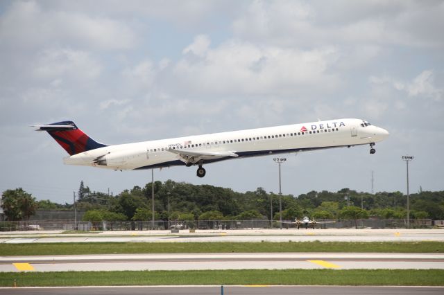 McDonnell Douglas MD-83 (N968DL)