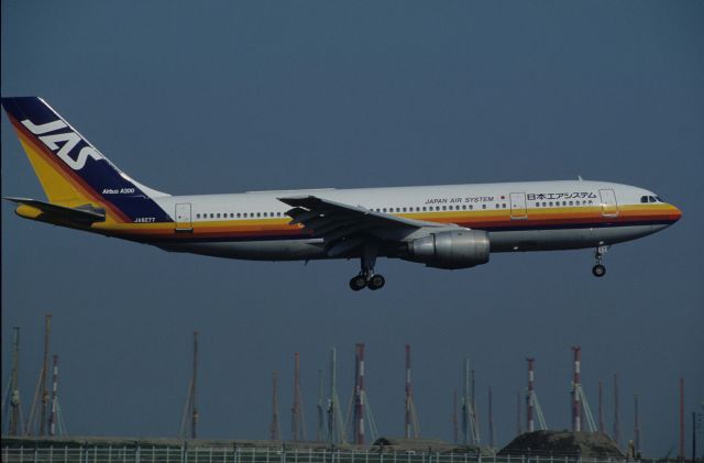 Airbus A300F4-200 (JA8277) - Short Final at Tokyo-Haneda Intl Airport Rwy22 on 1993/07/06