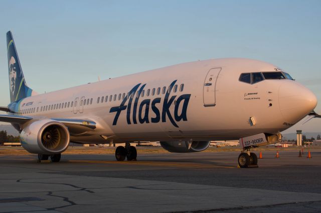 Boeing 737-900 (N237AK)