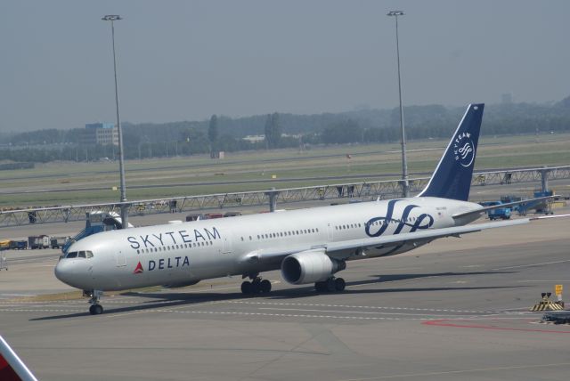 BOEING 767-400 (N844MH) - Delta Airlines Skyteam B767-432ER 