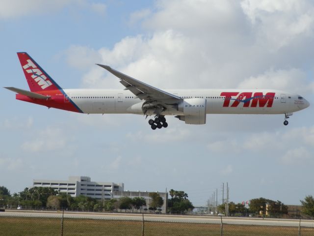 BOEING 777-300ER (PT-MUJ)