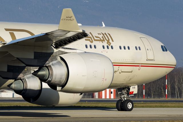 Airbus A340-500 (A6-EHA)