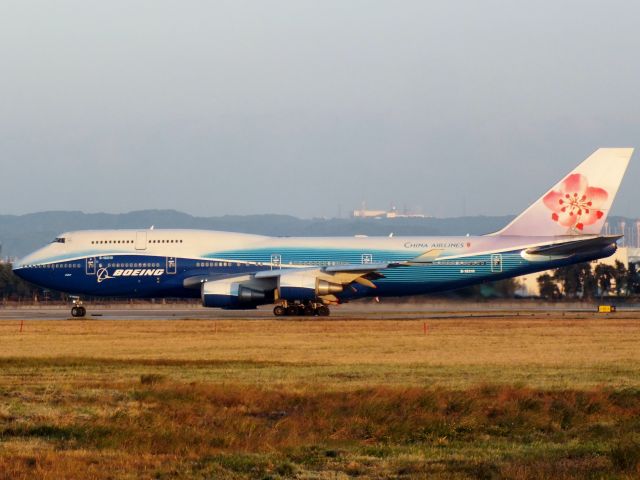Boeing 747-400 (B-18210)