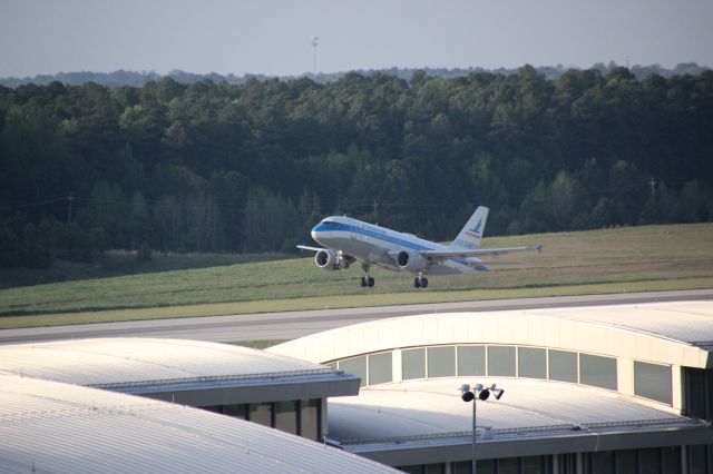 Airbus A319 (N744P)