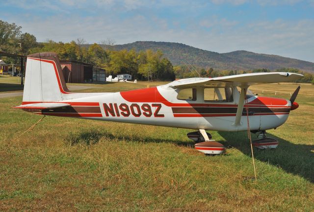 Cessna Commuter (N1909Z) - Cessna 150C - C/N 15059709 - N1909Z - at Huntsville-Moontown - 2010-Oct-24.