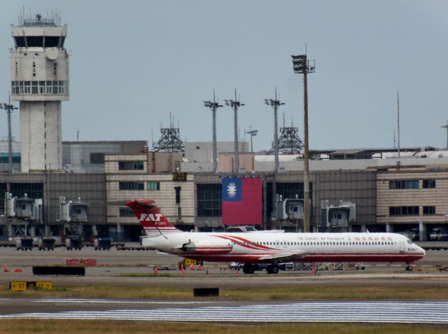 McDonnell Douglas MD-82 (B-28011) - Far Eastern Air Transport - FAT