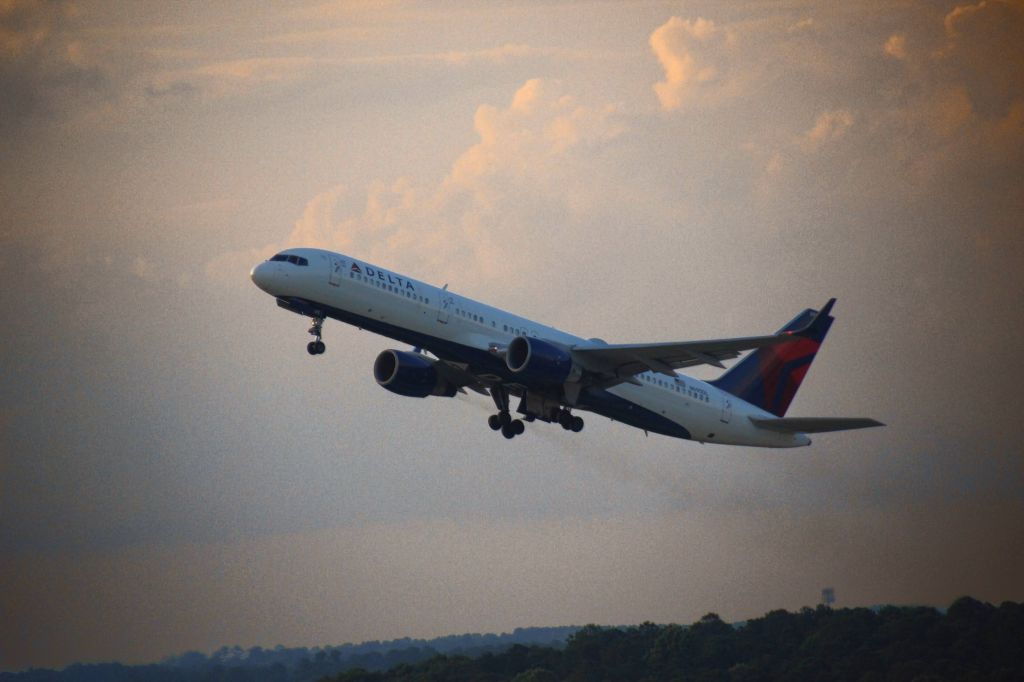 Boeing 757-200 (N695DL)
