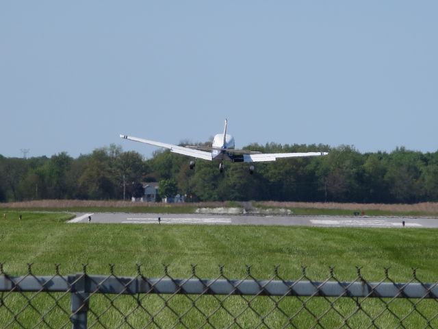 Piper Cherokee (N8288F) - Crosswind Landing on 36 w/ 090 wind @ 19kts.