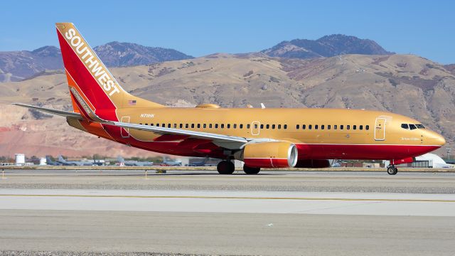 Boeing 737-700 (N711HK)