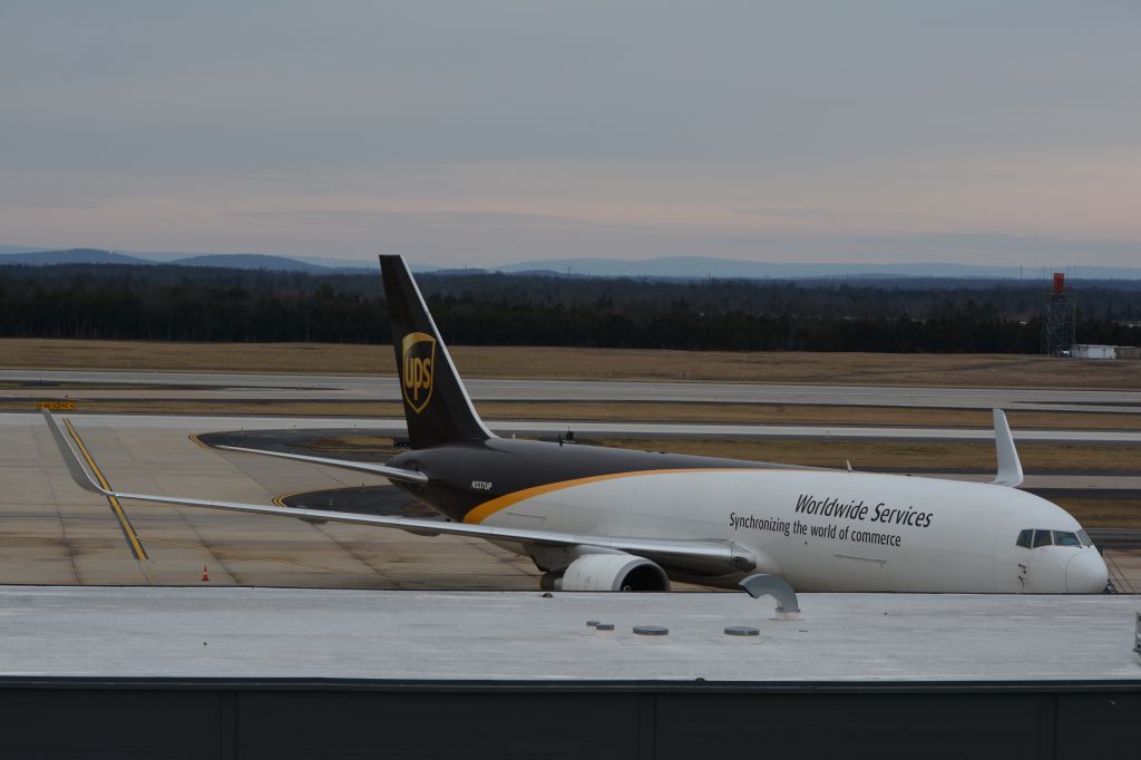 BOEING 767-300 (N337UP)
