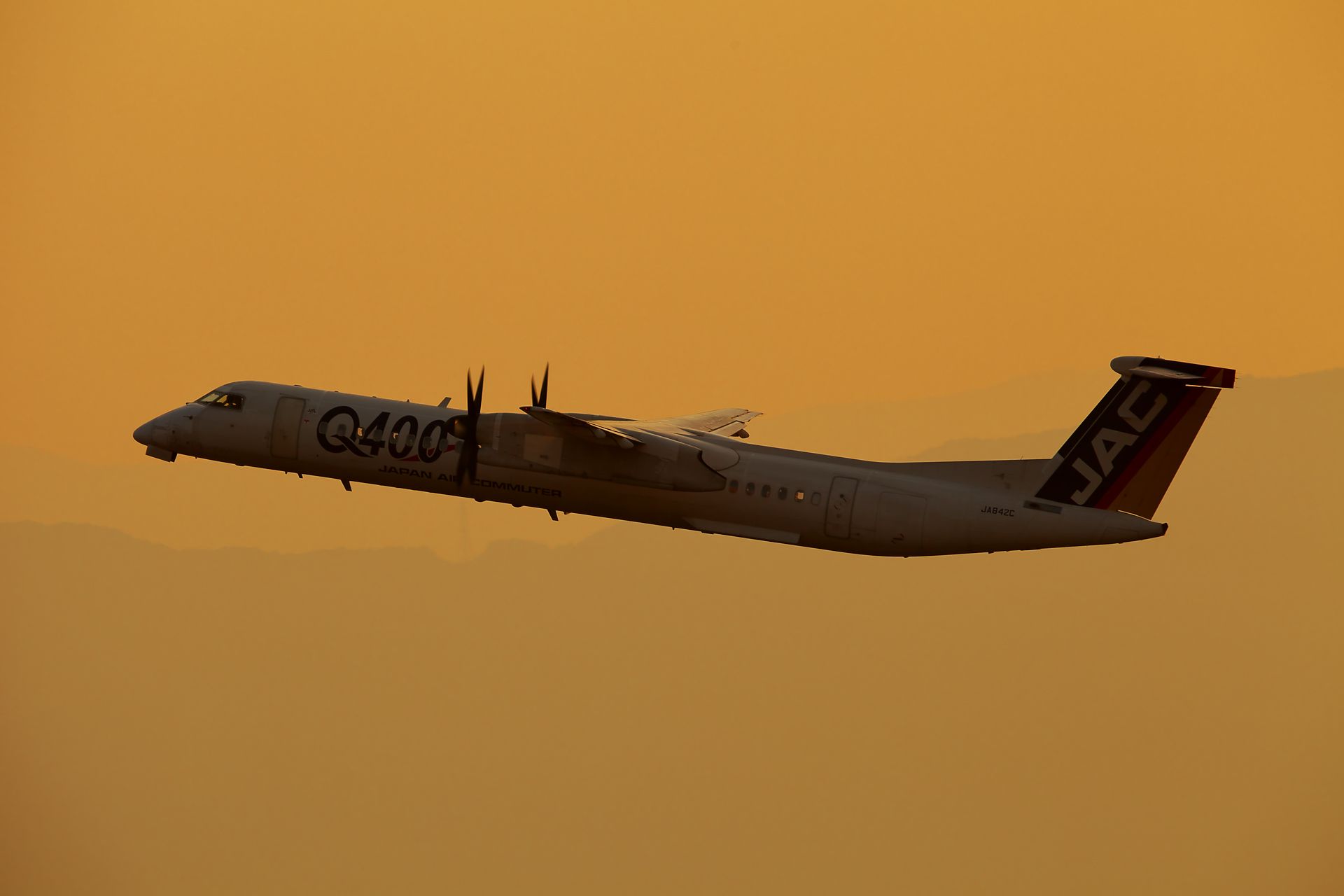 de Havilland Dash 8-400 (JA842C) - Japan Air Commuterbr /Bombardier DHC-8-402Q Dash 8