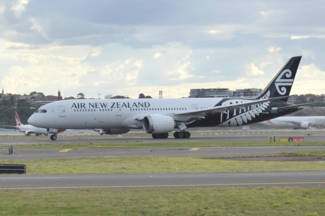 Boeing 787-9 Dreamliner (ZK-NZG) - An afternoon shot of a Air Newzealand Boeing 787-9 Departing. Taken from sheps mound Sydney Airport