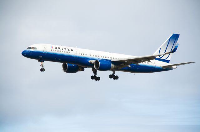 Boeing 757-200 (N589UA)