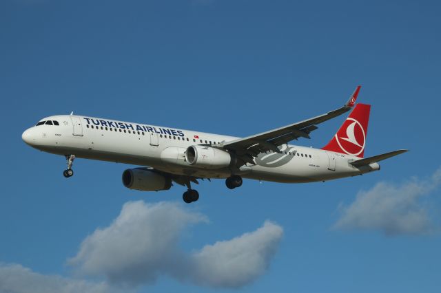 Airbus A321 (TC-JST) - Nom "SINOP".br /Aéroport de Bruxelles / Zaventem (BRU/EBBR).br /Piste (25L), atterrissage en provenance de Istanbul / Turquie, vol n° TK1943.br /"Appareil photo" Canon EOS 760D.br /Date 16/02/2018 @ 14h29.