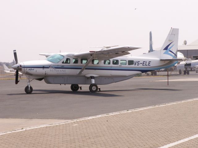 V5-ELE — - Eine Cessna 208B Caravan der Sefofane (Wilderness Air), V5-ELE, fotografiert am 08.09.2010 auf dem City-Airport Windhoek Eros. Sefofane wählt für ihre Flugzeuge die Regs nach den Big Five aus. So gibt es z.B. auch eine V5-RNO, die sah ich Ende September 2009 in Eros starten.