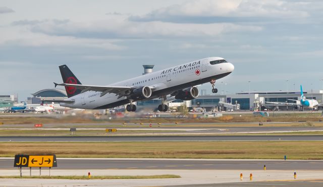 Airbus A321 (C-GJWI) - ***Please select FULL for best resolution***  Leaving Toronto for Winnipeg on October 24, 2019