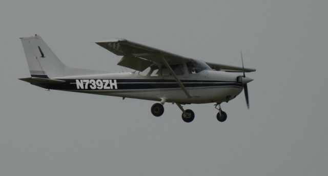 Cessna Skyhawk (N739ZH) - On final is this 1978 Cessna Skyhawk 172N from the Summer of 2020.