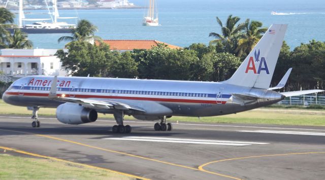 BOEING 767-200 (N693AA)