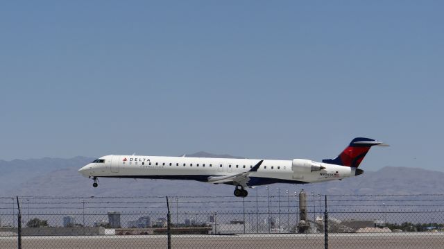 Canadair Regional Jet CRJ-700 (N806SK)