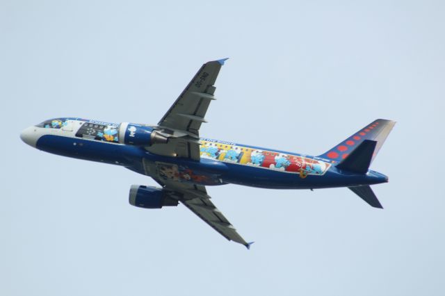 Airbus A320 (OO-SND) - A Brussels Airways A320 wearing the 'Smurfs' Livery,  taking off from LHR on runway 27L.br /br /Location: Heathrow T5 Planespotting Point.br /Date: 12.10.22 (dd/mm/yy).