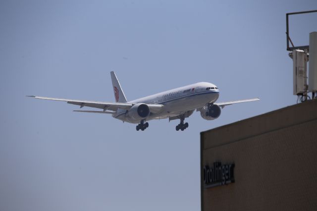 BOEING 777-300ER (B-2040)