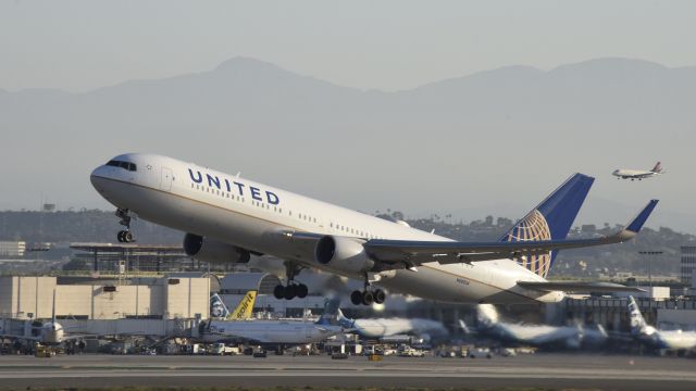 BOEING 767-300 (N658UA) - Departing LAX on 25L