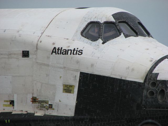 BOEING 737-300 (ELL104) - Atlantis last Roll in to the OPF after STS135 for decommissioning taken in from of High Bay 3 at Kennedy Space Center