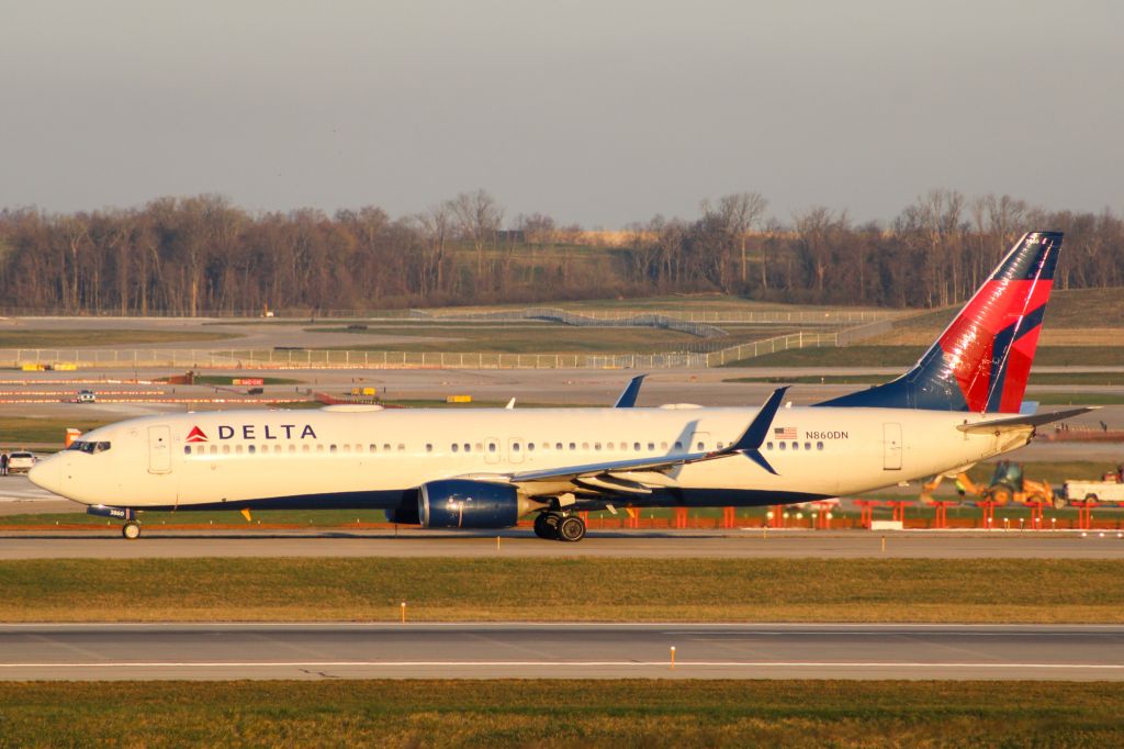 Boeing 737-900 (N860DN) - Delta 737-900 taxiing to RWY 36R at CVG.