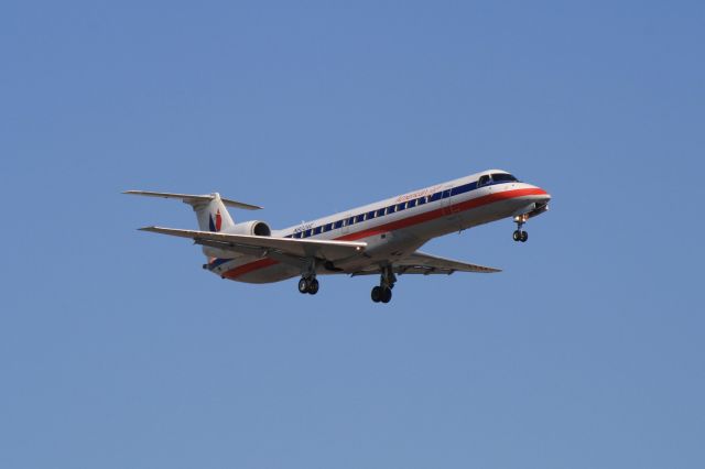 Embraer ERJ-145 (N802AE) - Arriving at Montreal-Trudeau on runway 24R