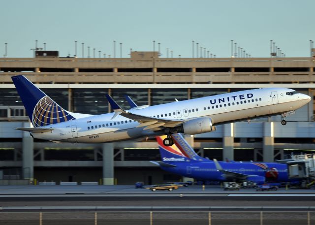 Boeing 737-800 (N17245)