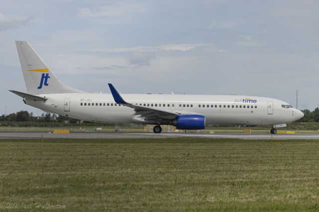 Boeing 737-700 (OY-JZJ) - Right of Runway R04