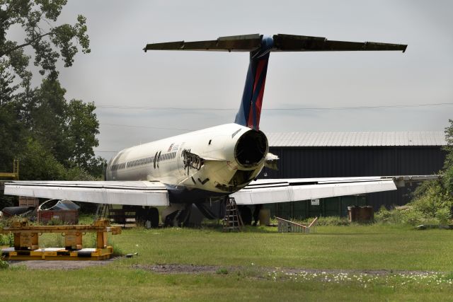 McDonnell Douglas MD-88 (N959DL) - Previously owned by DL. Parts donor for JUS fleet.