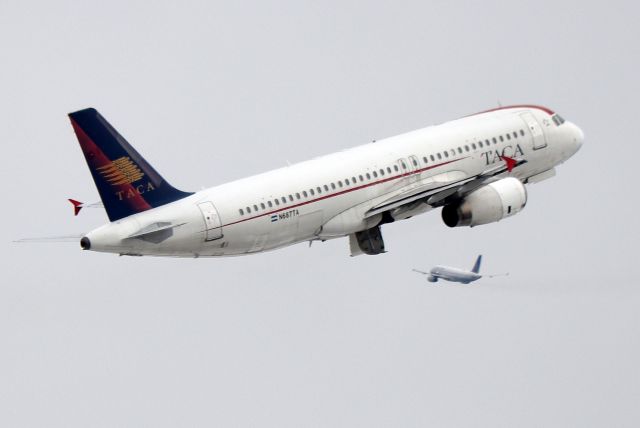 Airbus A320 (N687TA) - 'Taca 445' climbing out of a 22R departure