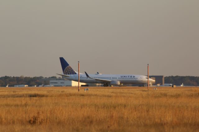 Boeing 737-700 (N76522) - B737 TAXING TO GATE