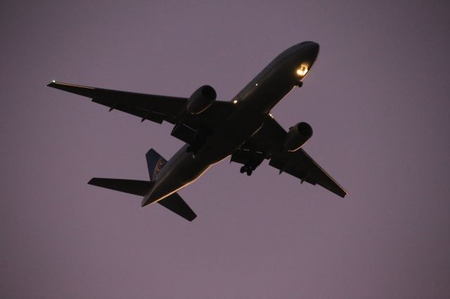 Boeing 777-200 (N211UA)