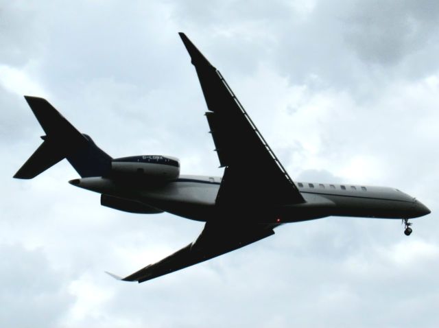 BOMBARDIER BD-700 Global 7500 (G-LOBX)