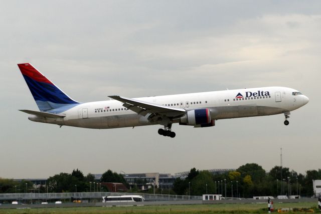 BOEING 767-300 (N169DZ) - 09-Sep-08